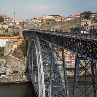 Porto, Portugal 🇵🇹. A orillas del río Duero, Porto mezcla barrios históricos, calles estrechas, miradores y una ciudad que se disfruta caminando. Y para los chilenos, Portugal puede ser mucho más que un destino de vacaciones: Chile y Portugal cuentan con un acuerdo Working Holiday 🇨🇱🤝🇵🇹, que permite vivir y trabajar temporalmente en el país.
Porto puede ser una de esas ciudades desde donde comenzar la experiencia, conocer Portugal y aprovechar para recorrer Europa.
¿Te gustaría hacer una Working Holiday en Portugal? 🇵🇹
📍 Porto, Portugal
Credits: @floomau.ph