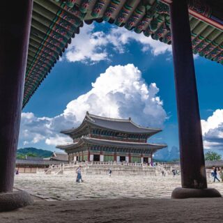 ¡Working Holiday Corea 2026: La Postulación se Amplía hasta los 34 Años! 🇰🇷
¡Atención! El programa Working Holiday entre Chile y la República de Corea ha ampliado la edad de postulación hasta los 34 años, un cambio que está vigente desde el 27 de junio de 2025.
El Gobierno coreano emitirá cien (100) visas anuales, las cuales son de entrada múltiple y se otorgan sin costo asociado. Se asignarán 10 cupos mensuales entre enero y octubre para realizar la postulación.
La reserva de cupos para quienes deseen postular en enero y febrero de 2026 inició el lunes 17 de noviembre.
Si deseas postular para los meses entre marzo y octubre, podrás enviar una solicitud de cupo desde el 2 de enero de 2026.

(Recordatorio: Las Postulaciones Working Holiday 2025 están agotadas)

ⓒPhoto Korea - Shim Hyeonwoo
ⓒPhoto Korea - Im Taewon
ⓒPhoto Korea - Park Jangyong
ⓒPhoto Korea - Hwang Sunghoon
ⓒPhoto Korea - Shim Hyeonwoo