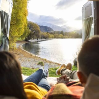 🇳🇿 ¿Te imaginas pasar un año recorriendo Nueva Zelanda?

Viajar, trabajar y descubrir lugares como estos puede ser parte de tu próxima aventura con la Working Holiday.

📅 Las postulaciones 2026 para ciudadanos chilenos abren el miércoles 14 de octubre a las 18:00 horas de Chile continental.

🎟️ 940 cupos
🙋 Edad: entre 18 y 35 años
🌏 Estadía: hasta 12 meses
💻 Postulación online y en inglés

Antes de postular, revisa los requisitos, prepara tu cuenta y comprueba que tu pasaporte esté vigente.

👉 Encuentra la información completa y los enlaces oficiales en workingholiday.cl — enlace en la bio.

Guarda este post para recordar la fecha y compártelo con quien sueña con viajar a Nueva Zelanda ✈️

Fuente: Immigration New Zealand.

Credits:
Miles Holden
Miles Holden 
Miles Holden
Miles Holden 
Miles Holden